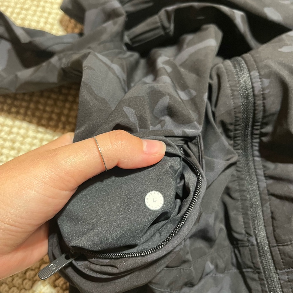 Lululemon Black Camo Pack It Up Hooded Jacket - Picture 4 of 5